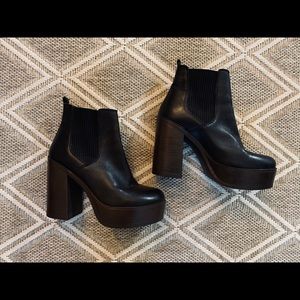 Steve Madden REVISED PLATFORM BOOTIE size 8